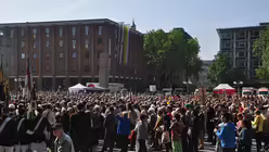 Gl&auml;ubige an Fronleichnam (DR)