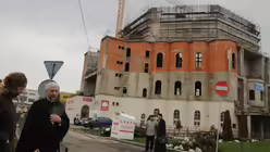 Der gr. kath. Bischof Florentin Crihalmeanu vor seiner nocht nicht fertig gestellten Kathedrale in Cluj / &copy; Thomas Schumann (Ren)