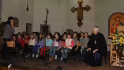 Der Bischof und sein Kinderchor / &copy; Thomas Schumann (Ren)