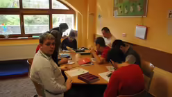 Eine Gruppe in der Caritas-Sozialstation Miercurea Ciuc / &copy; Thomas Schumann (Ren)