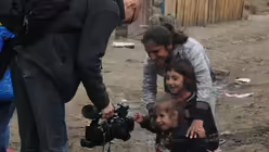 Die Kinder haben Spa&szlig; mit der Fernsehkamera / &copy; Thomas Schumann (Ren)