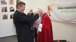 Generalvikar Meiering legt Hand an / &copy; Schr&ouml;er (DR)