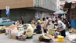 Markttreiben: W&auml;hrend des Krieges kaum vorstellbar / &copy; Friederike Seeger