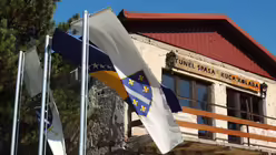 Durch einen Tunnel wurden Menschen aus der Stadt gebracht / © Friederike Seeger