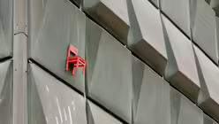 Gleich daneben das Okkupationsmuseum mit seiner charakteristischen Au&szlig;enfassade / &copy; Friederike Seeger