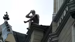 Ein Blick nach oben lohnt sich vor allem in der Altstadt Rigas / © Friederike Seeger