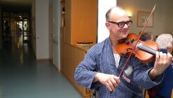 Seine Geige begleitet ihn, den Alltagsbegleiter Andreas Schachl, überall hin / © Beatrice Steineke (DR)