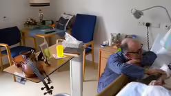 Einfach mal die Hand halten und da sein – Herr Schachl zeigt als Alltagsbegleiter Präsenz / © Beatrice Steineke (DR)