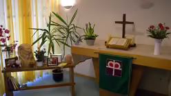 Der Alltagsbegleiter Andreas Schachl hat sich für diese kleine Gedenkecke neben dem Altar eingesetzt / © Beatrice Steineke (DR)