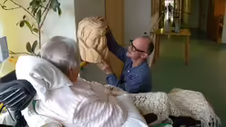 Auch visuell erweckt der Alltagsbegleiter die Aufmerksamkeit der Bewohner im Alten- und Pflegeheim / © Beatrice Steineke (DR)