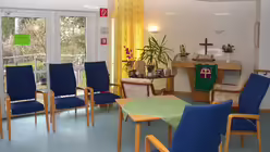 Ein großer Gruppenraum mit Altar und kleiner Gedenkecke für verstorbene Bewohner bietet Platz zum Lachen und zum Schweigen / © Beatrice Steineke (DR)
