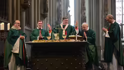 Ebenfalls angereist: der Berliner Weihbischof Matthias Heinrich (2.v.l.)  / &copy; Beatrice Tomasetti (DR)