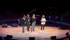 (Ehemalige) Schülerinnen der Katholischen Hauptschule Großer Griechenmarkt (Köln) berichten auf der Bühne über ihr Video „Schad dröm“, in dem sie Lebensmittelverschwendung kritisieren.  / © Hirschbeck (Erzbistum Köln)