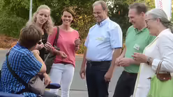 Ein Begr&uuml;&szlig;ungsteam f&auml;ngt die Ankommenden bereits an der Stra&szlig;e ab / &copy; Beatrice Tomaetti (DR)