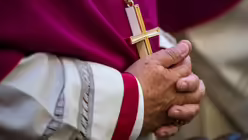 Ein Bischof im Gebet / &copy; Frank Rumpenhorst (dpa)