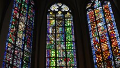 Ein Blick in den Machabäer-Chor mit den berühmten Lüpertz-Fenstern. / © Beatrice Tomasetti (DR)