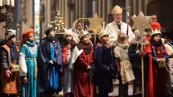 Ein buntes Bild vor dem Altar: Die Sternsinger sagen ihren Text auf / &copy; Beatrice Tomasetti (DR)