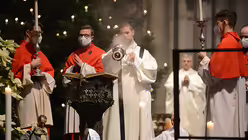 Ein Diakon inzensiert das Evangeliar, bevor er das Evangelium verliest. / &copy; Beatrice Tomasetti (DR)