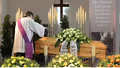 Ein Diakon segnet den Sarg. / © Beatrice Tomasetti (DR)