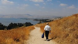 Ein einsamer Pilger auf dem Weg an den See Genezareth / © Beatrice Tomasetti (DR)