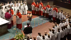 Ein feierliches Ritual: Gemeinsam mit dem Chornachwuchs werden auch immer die neuen Dommessdiener aufgenommen. (DR)
