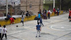 Ein Fußballfeld aus Beton bietet den Kindern und Jugendlichen von San Juan die Möglichkeit, ihrem tristen Alltag zu entkommen.  / © Mateusz Rdzanek (privat)