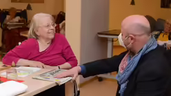 Ein Gespräch auf Augenhöhe: Den Bewohnern des Marie Juchacz-Zentrums tut der kirchliche Besuch gut. / © Beatrice Tomasetti (DR)