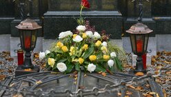 Ein Grab mit frischem Blumenschmuck. / © Beatrice Tomasetti (DR)