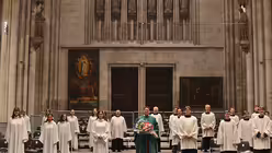 Ein Gruppenfoto zum Abschied mit einer Auswahl der S&auml;ngerinnen des M&auml;dchenchores am K&ouml;lner Dom und den S&auml;ngern des K&ouml;lner Domchores. / &copy; Beatrice Tomasetti (DR)