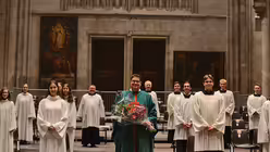 Ein Gruppenfoto zum Abschied mit einer Auswahl der S&auml;ngerinnen des M&auml;dchenchores am K&ouml;lner Dom und den S&auml;ngern des K&ouml;lner Domchores. / &copy; Beatrice Tomasetti (DR)
