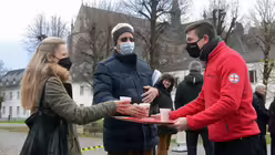 Ein heißer Kaffee soll die Wartezeit verkürzen und ein Zeichen des Willkommens sein. / © Beatrice Tomasetti (DR)