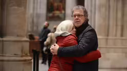 Ein inniger Moment der Zweisamkeit: Corinna Jerezynski und Heinrich Bornmann sind gl&uuml;cklich, dass sie sich gefunden haben / &copy; Beatrice Tomasetti (DR)