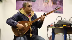 Ein irakischer Jeside begleitet die T&auml;nzer auf einer Oud / &copy; Teresa M&uuml;ller-Alander (DR)