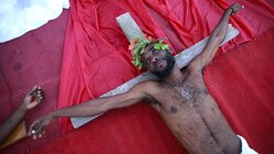 Ein Jesus-Darsteller während einer Darstellung am Karfreitag des Kreuzwegs in Haiti / © Dieu Nalio Chery (dpa)