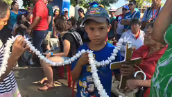 Ein Junge mit dem Rosenkranz / © Katharina Geiger (DR)