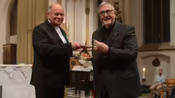 Ein Kerzenst&auml;nder aus der ehemaligen M&uuml;nsterpfarrei an den Mitbruder ist das Geschenk von Pfarrer Bernd Kemmerling / &copy; Beatrice Tomasetti (DR)