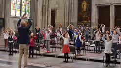 Ein kleiner Vorgeschmack auf das, was selbstverst&auml;ndlich zur Domsingschule dazu geh&ouml;rt: Chorsingen in den Gottesdiensten. / &copy; Beatrice Tomasetti (DR)