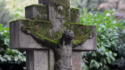 Ein Kreuz auf Melaten. / © Beatrice Tomasetti (DR)