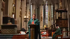 Ein letztes Mal verliest Domzeremoniar Tobias Hopmann das Proclamandum. / © Beatrice Tomasetti (DR)