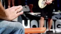 Ein Mann klatscht im Takt auf seine Schenkel / © Melanie Trimborn (DR)