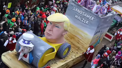 Ein Mottowagen mit einer Figur von Donald Trump, dem 45. Präsident der USA / © Rolf Vennenbernd (dpa)