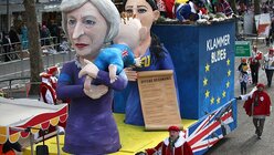 Ein Mottowagen mit einer Figur von Theresa May, Premierministerin des Vereinigten Königreichs / © Oliver Berg (dpa)