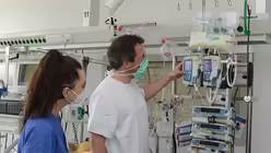 Ein Oberarzt kontrolliert die Vitalzeichen eines Patienten. / © Beatrice Tomasetti (DR)