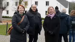 Ein ökumenisches Signal: In die Warteschlange reihen sich auch die evangelischen Pfarrerinnen Julia-Rebecca Riedel und Claudia Posche ein. / © Beatrice Tomasetti (DR)