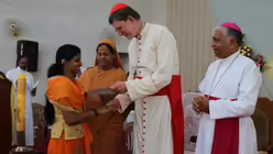 Ein Orden feiert Geburstag: Anl&auml;ssich des 50. Jubil&auml;ums der Dienerinnen der Armen, pflanzen Kardinal Woelki und Bischof Alex einen Baum. / &copy; Ammann (Erzbistum K&ouml;ln)