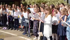 Ein Ostersonntag wie gemalt: Die jungen S&auml;ngerinnen stehen in der prallen Sonne / &copy; Beatrice Tomasetti (DR)