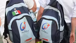 Ein Relikt von 2005 und über die Jahre wohl gehütet: die originalen Rücksäcke vom Weltjugendtag in Köln. / © Beatrice Tomasetti (DR)