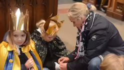 Ein rotes B&auml;ndchen tr&auml;gt den Schriftzug: Wir geh&ouml;ren zusammen / &copy; Beatrice Tomasetti (DR)