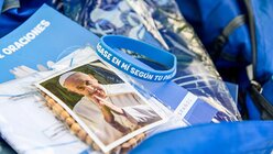 Ein Rucksack des WJT mit einem Bild von Papst Franziskus / © Gennari/Siciliani (KNA)