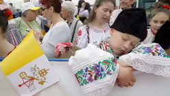 Ein rumänischer Junge wartet auf den Papst. / © Vadim Ghirda (dpa)